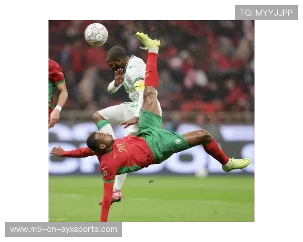 伊朗球员滑倒后完成倒钩破门，网友：“不可复制”